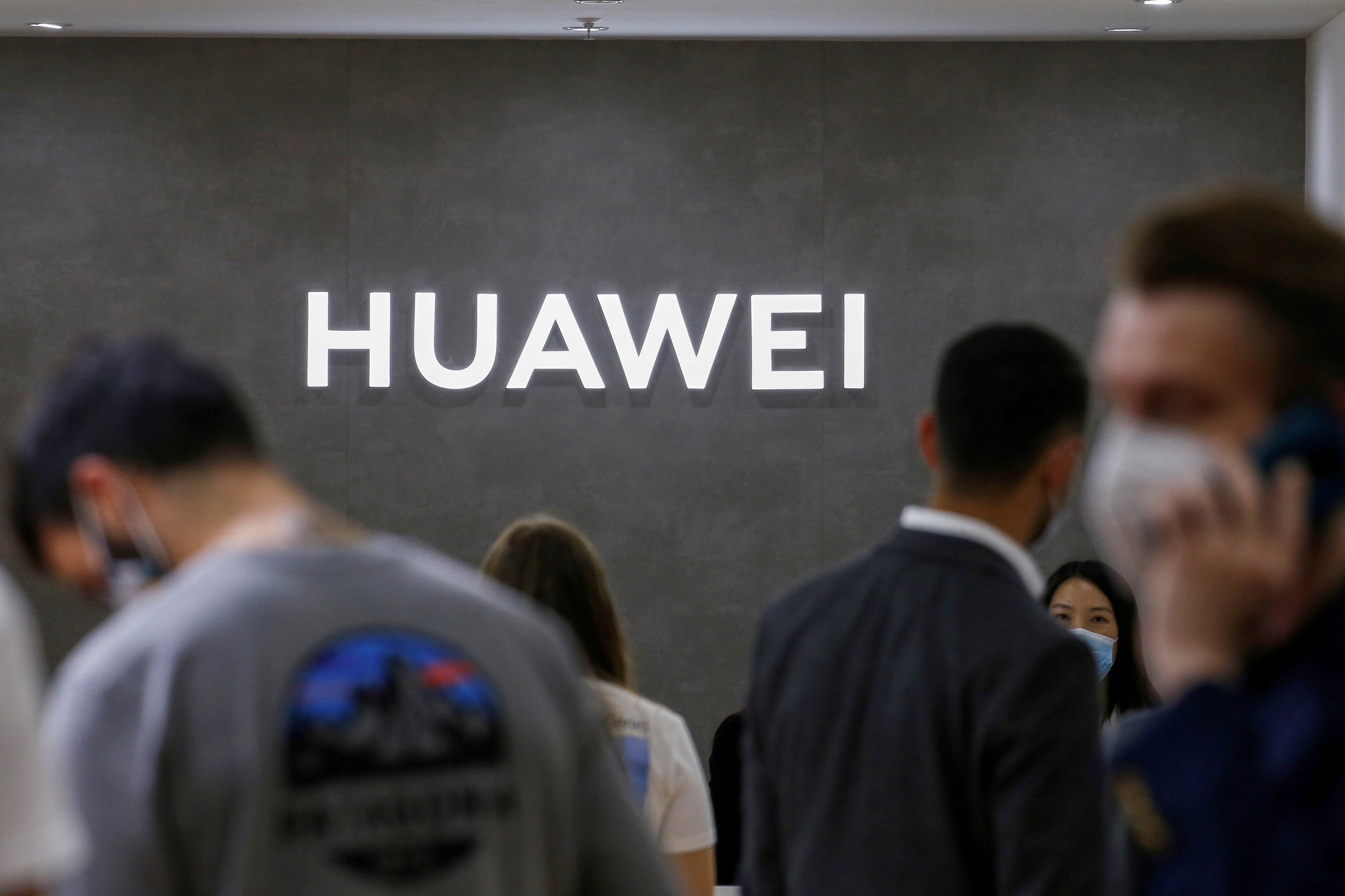 Huawei poised to hang up on premium phone brands P and Mate