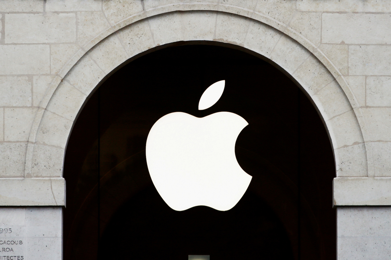 apple store logo in paris