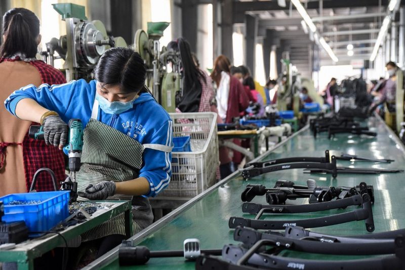 China’s Manufacturing Falls for 5th Month, Services Also Down