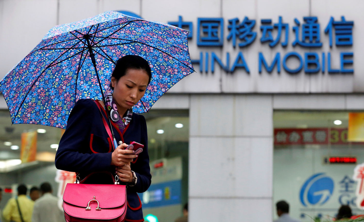 China Mobile Wins Nod for Shanghai Share Sale