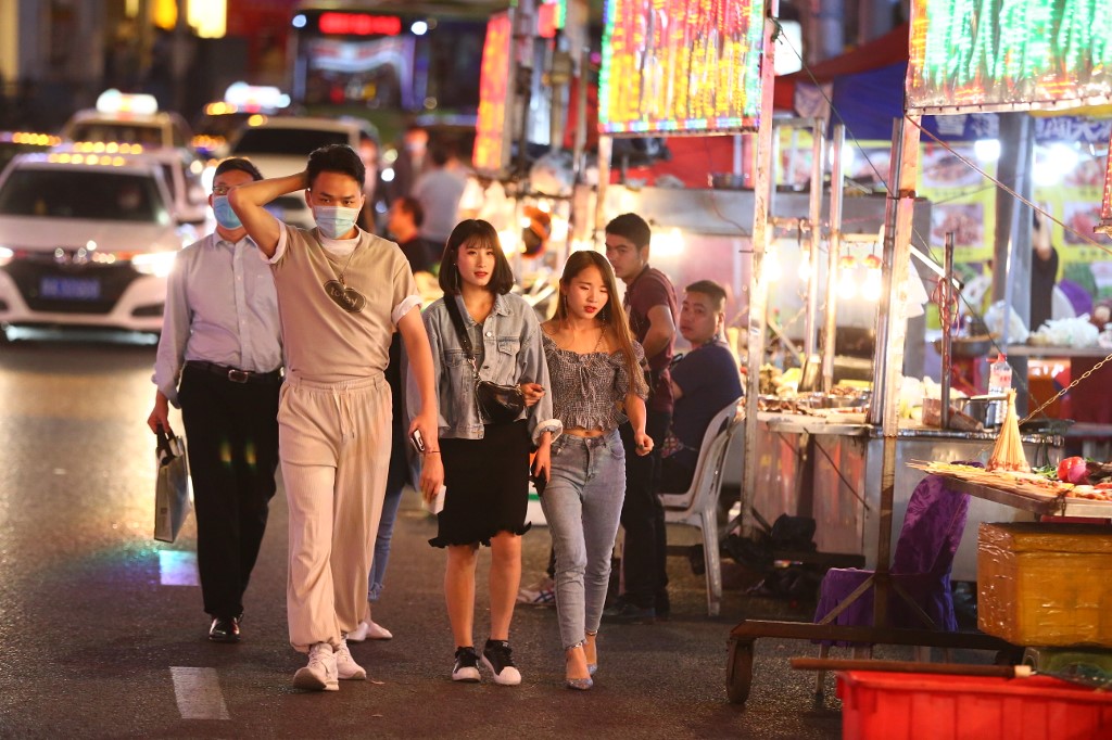 Beijingers rush at chance to get away as alert status lowered