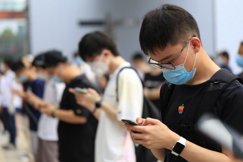 Chinese companies that supply Apple are looking to make its Apple Watch in Vietnam, Nikkei says.