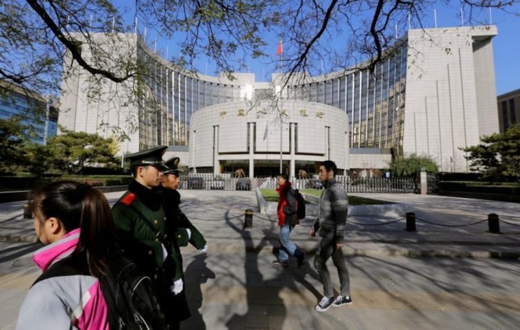 China’s PBOC Cuts Short-Term Rate, to Discuss Outlook Tuesday