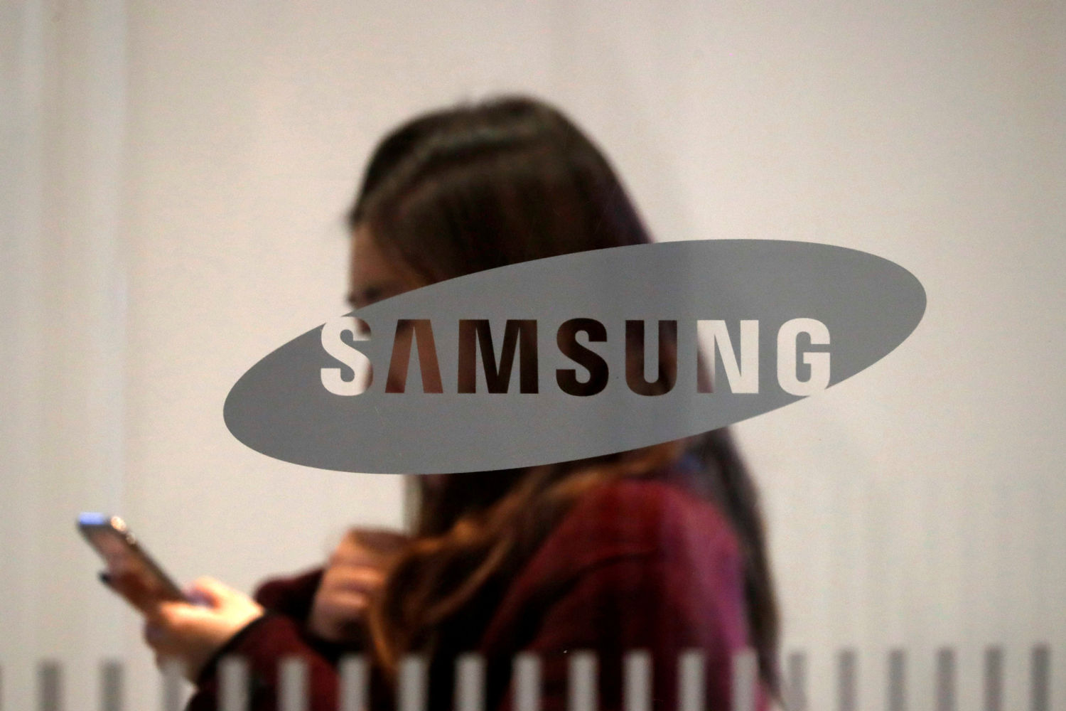Smartphone, high-end consumer goods boost Samsung results