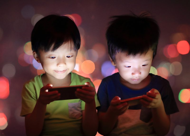 chinese kids playing on phones