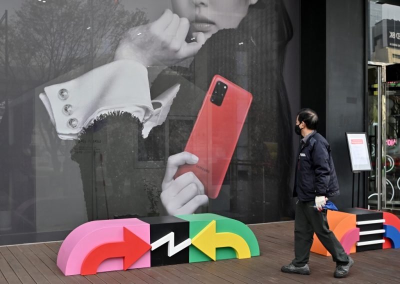 Samsung Fined Over Misleading Wet Phone Ads