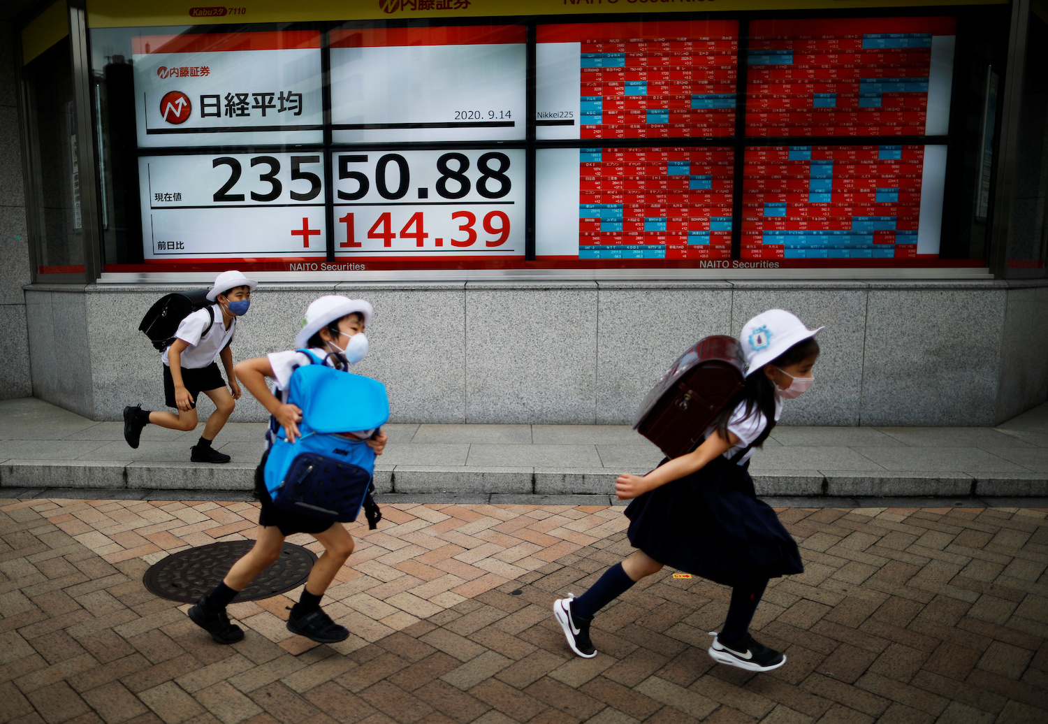 Asian Stocks Bounce Back But Omicron Lockdown Fears Persist