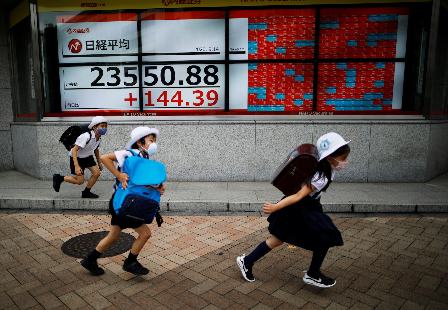 Asian Stocks Bounce Back But Omicron Lockdown Fears Persist