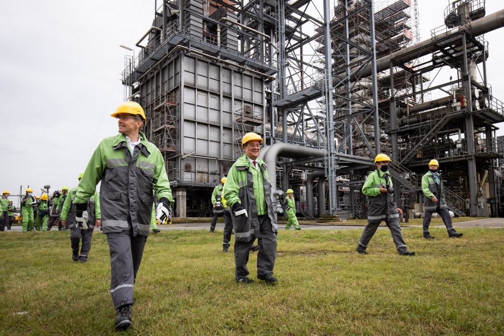 Journalists and MPs tour a green hydrogen plant in Germany. Photo: AFP