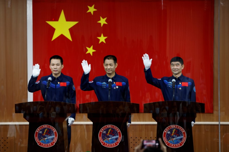 China news digest: Stock market woes, Taikonauts, building boom