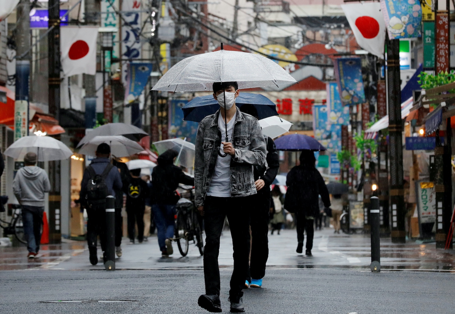 Japan’s Falling Covid-19 Cases Defy Asia Rebound