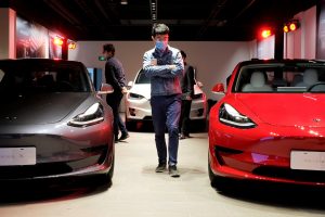 Tesla, Samsung Chiefs in High-Tech Team-Up Talks