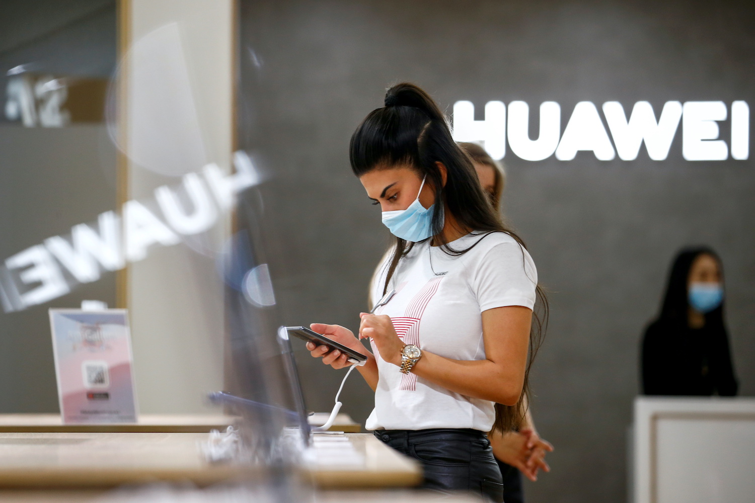 Huawei Chief Vows to Retake Smartphone Throne Despite US Sanctions