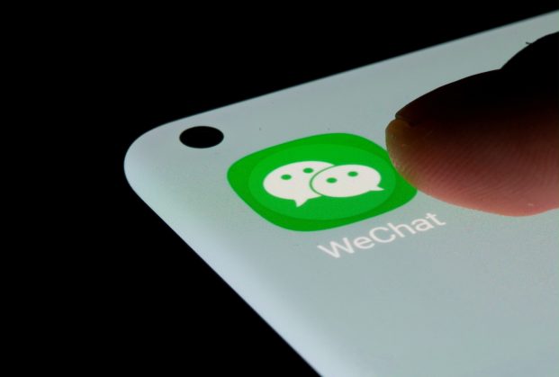 Overseas users of WeChat have been notified that their comments are being stored in China, a new report says.