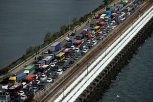 Singapore, Malaysia Reopen Land Border Amid Omicron Worries