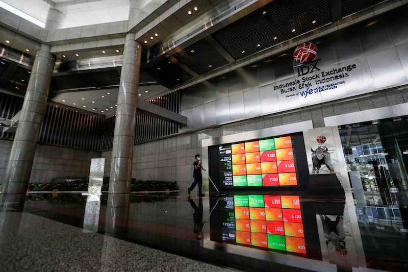 A market index board is seen outside the Indonesia Stock Exchange in Jakarta. Photo: Reuters.