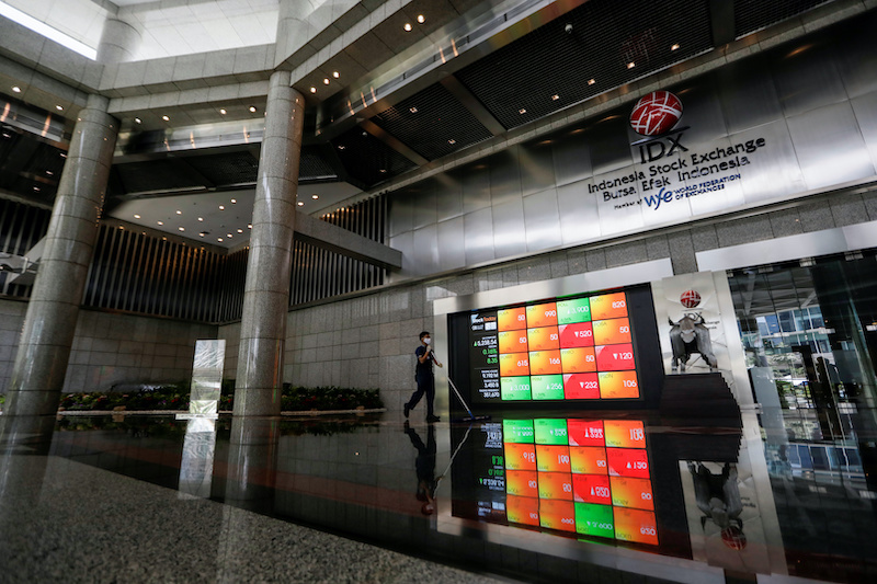 Asia Stocks Retreat as Traders Brace For US Inflation Shock