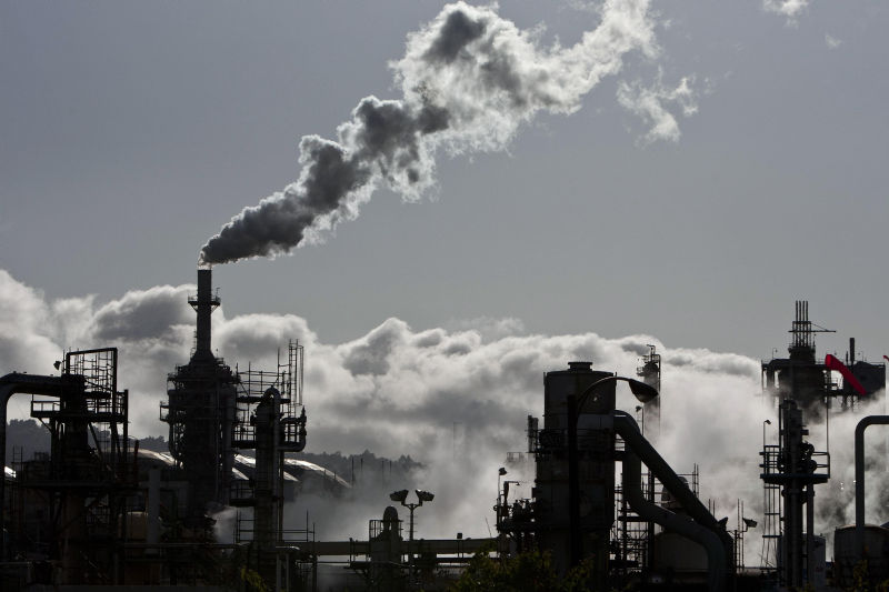 Emissions rise in the sky from a Conoco-Phillips oil refinery in San Pedro, California. Photo: Reuters.