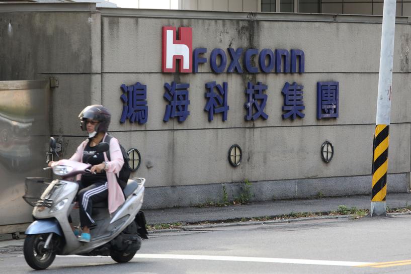 Taiwan’s Foxconn to Invest in $8bn Indonesia EV, Battery Project