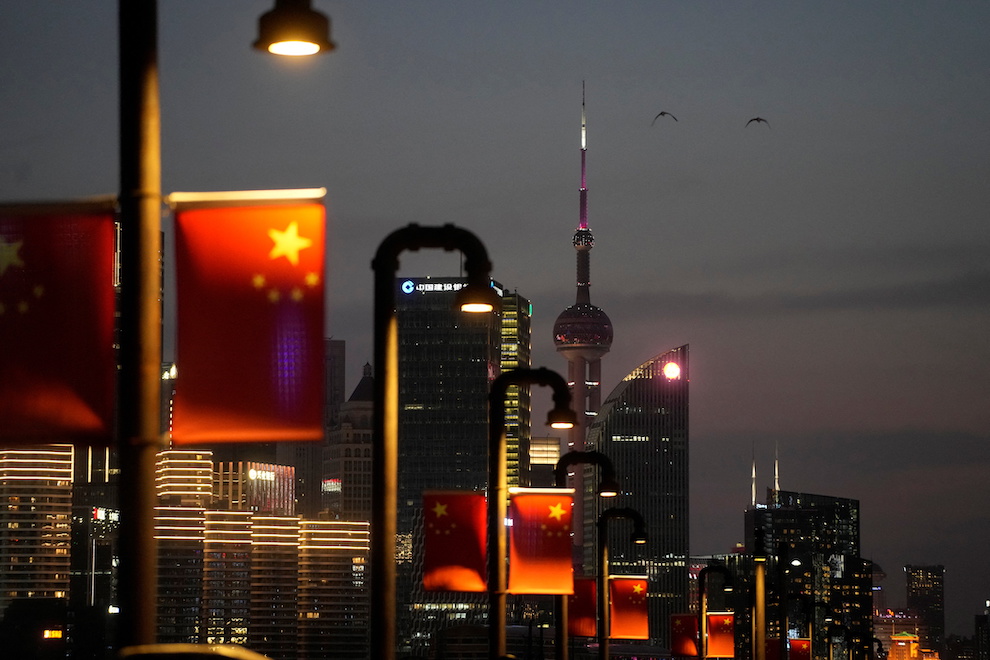 China’s Top Bankers Sleep in Offices as Shanghai Locks Down
