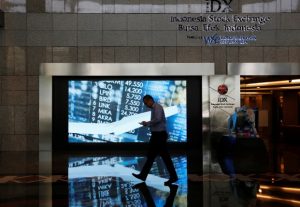Asia Stocks Slip on Recession, Rate Hikes, Chip Supply Fears