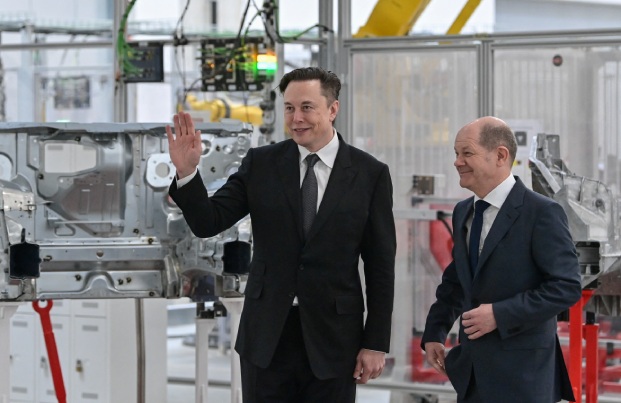 Musk Hands Drivers First Teslas From New German Gigafactory