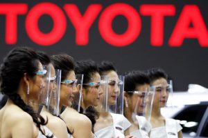 丰田在年度股东大会之前捍卫电动汽车战略