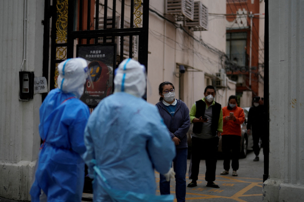 Shanghai residents line up for nucleic acid tests