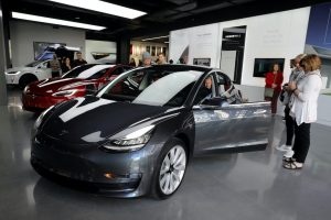 Tesla Shares Rise on EV Maker’s Stock Split Plans