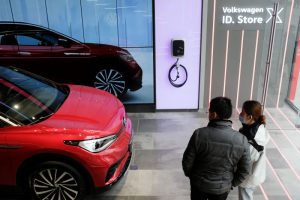 中国汽车销量 5 月跃升，但仍落后于 2021 年数据