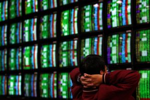 Asian Stocks Plunge on US Rate Hike, China Lockdown Worries