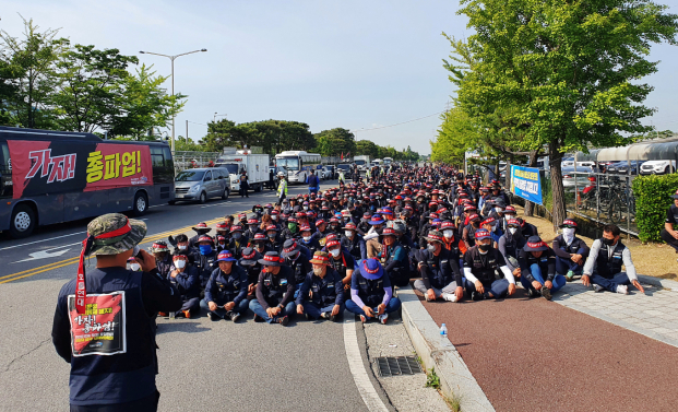 South Korea's trucker strike has disrupted Samsung Electronics' chip production in China.