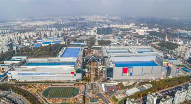 Samsung Electronics said it has begun mass production of chips with advanced 3-nanometre technology as it seeks new clients.