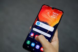 Asia Tech Firms Brace For Sales Hit as Consumers Cut Back