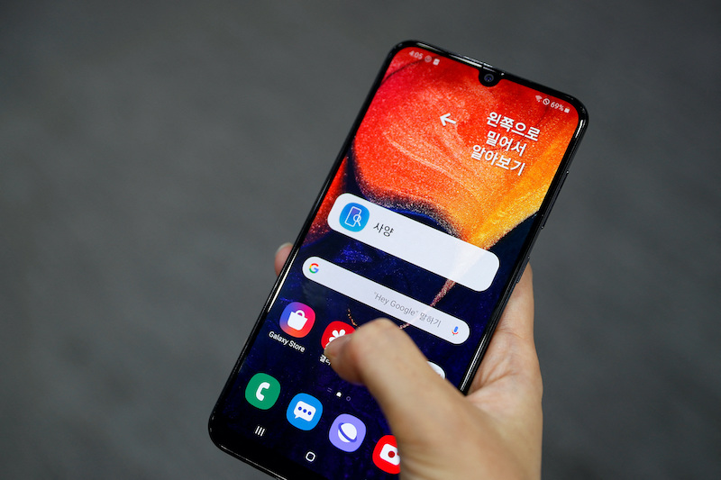 Samsung, Apple Lead Global Smartphone Sales Boost Amid AI Push