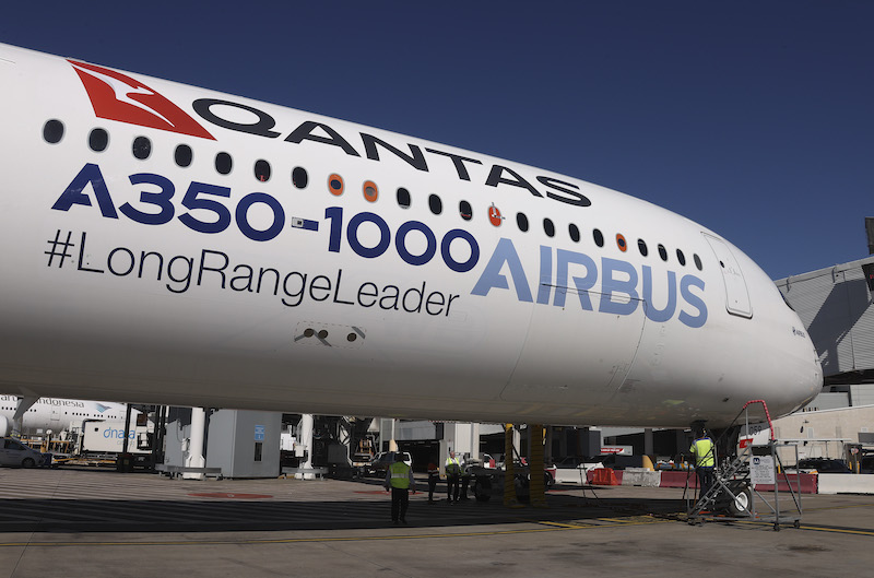 Qantas has asked 100 staff at its head office to work on airport baggage lines.