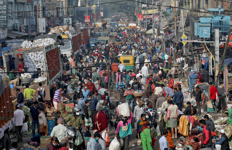 People shop in a crowded market amidst the spread of the coronavirus disease (COVID-19), in Kolkata, India, January 6, 2022. REUTERS/Rupak De Chowdhuri/File Photo