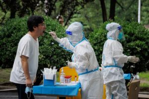 上海为大规模新冠病毒检测做准备，更多城市实施限制措施