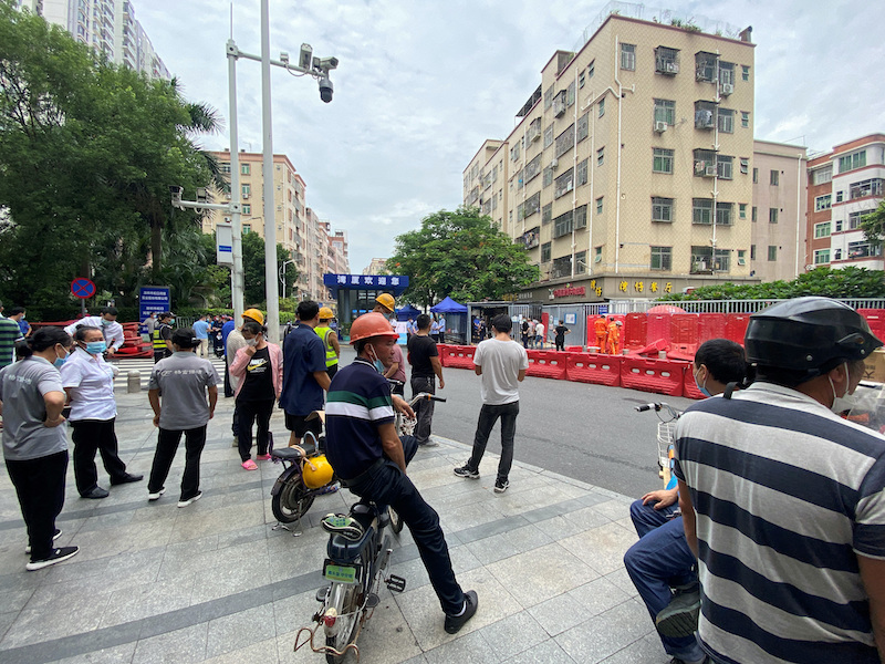 Covid barriers are erected in Shenzhen, raising concern about the economic impacts of these moves in big Chinese cities.