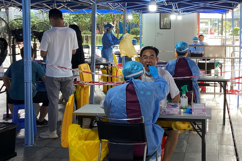 Medical workers in protective suits collect swabs at a nucleic acid testing site at the Software Park in Nanshan district, following the coronavirus disease (COVID-19) outbreak in Shenzhen, Guangdong province, China September 2, 2022. REUTERS/David Kirton