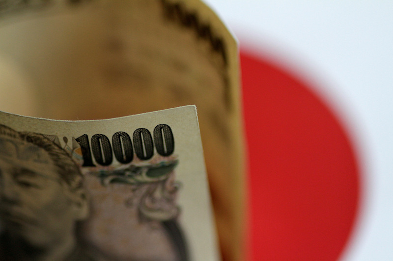 在这张 2017 年 6 月 1 日拍摄的插图照片中可以看到一张日元纸币。REUTERS/Thomas White/Illustration/File Photo