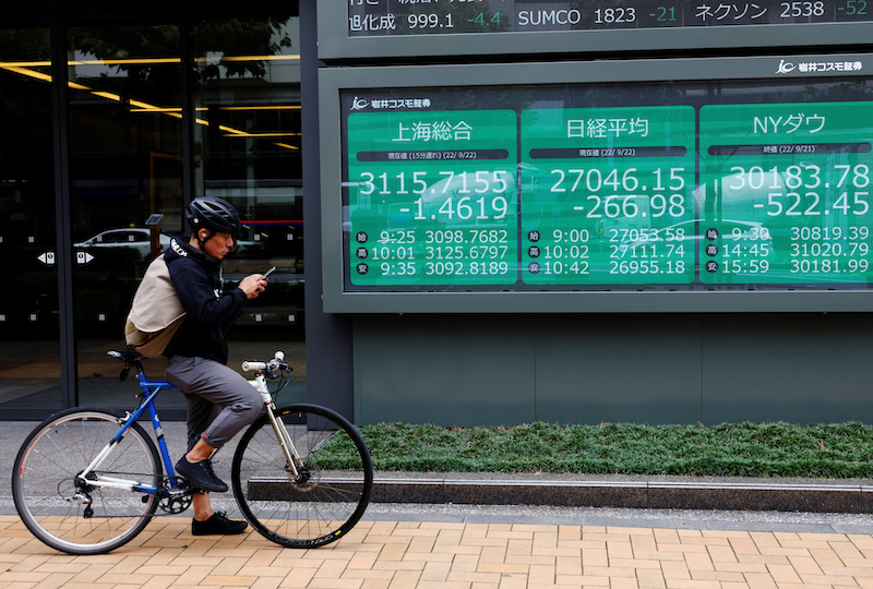 Asian share markets saw a mixed day on Thursday with traders attempting to digest a cocktail of plunging and rebounding currencies amid an ever gloomier global economic outlook.