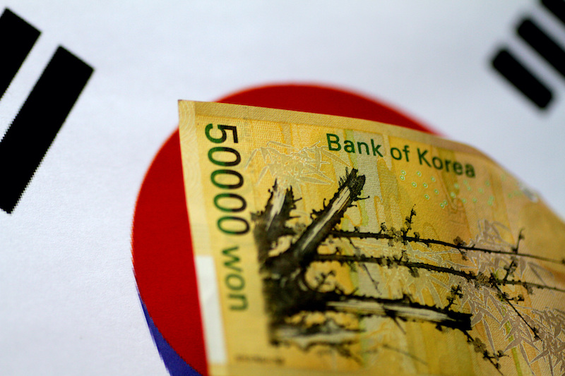 The Bank of Korea says it is setting up a $10bn swap deal with the National Pension Fund to bolster the won.
