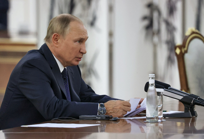 Russian President Vladimir Putin talks to Chinese President Xi Jinping during a meeting on the sidelines of the Shanghai Cooperation Organization (SCO) summit in Samarkand, Uzbekistan