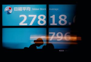 Hang Seng, Nikkei Edge Ahead But US Banking, Data Fears Weigh