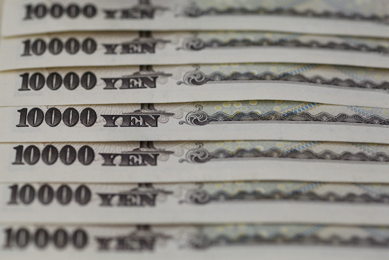Japanese 10,000 yen notes line up in Tokyo, in this February 28, 2013 picture illustration. REUTERS/Shohei Miyano