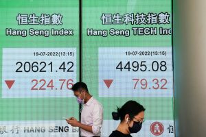Hang Seng Gains on Slowing Profit Slump, Weak Yen Lifts Nikkei