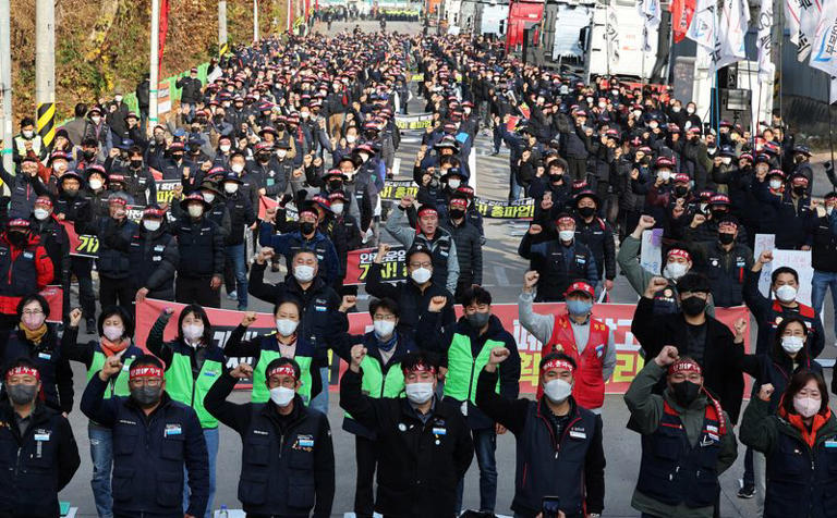 Fears of Economic Cost as Korea’s Truckers Continue Strike