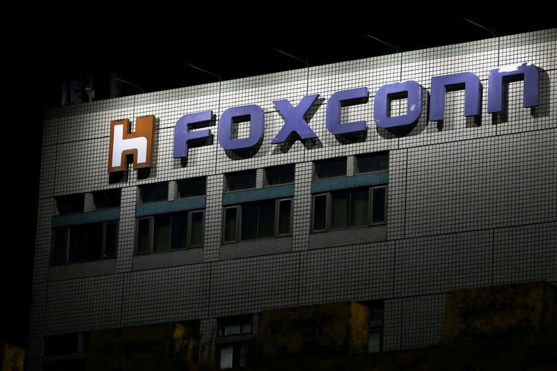 Foxconn's huge factory in Zhengzhou has seen more trouble, with hundreds of workers protesting on Wednesday over pay and conditions.