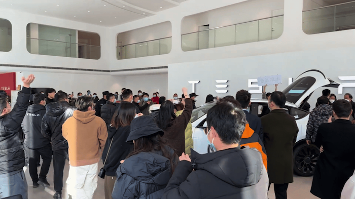 Tesla Customers Protest in China Over Price Cuts – CarNews